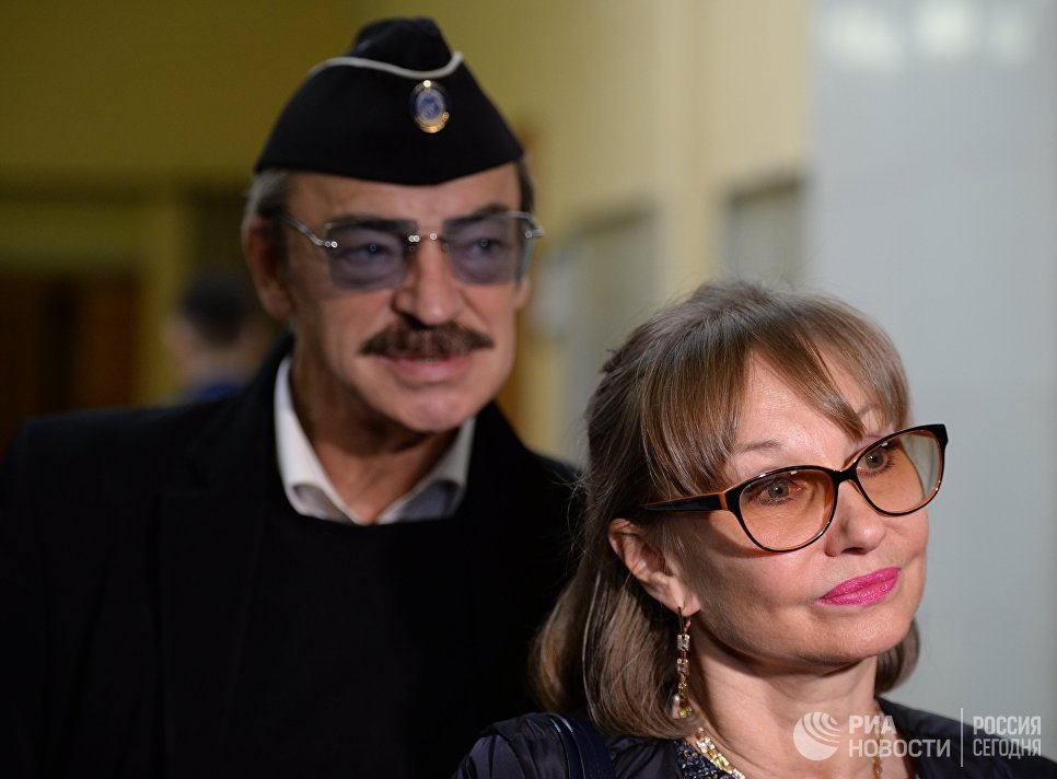 Актер и певец Михаил Боярский с супругой актрисой Ларисой Луппиан во время ежегодной образовательной акции по проверке грамотности Тотальный диктант-2018 в Санкт-Петербургском государственном экономическом университете Актер и певец Михаил Боярский с супругой актрисой Ларисой Луппиан во время ежегодной образовательной акции по проверке грамотности Тотальный диктант-2018 в Санкт-Петербургском государственном экономическом университете