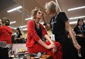Одна из финалисток конкурса Мисс Россия-2018 в гримерной перед началом конкурса в концертном зале Барвиха. 15 апреля 2018 Одна из финалисток конкурса Мисс Россия-2018 в гримерной перед началом конкурса в концертном зале Барвиха. 15 апреля 2018