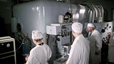 Медицинский персонал ведет наблюдение за состоянием космонавта, находящегося в барокамере. Архивное фото Медицинский персонал ведет наблюдение за состоянием космонавта, находящегося в барокамере. Архивное фото