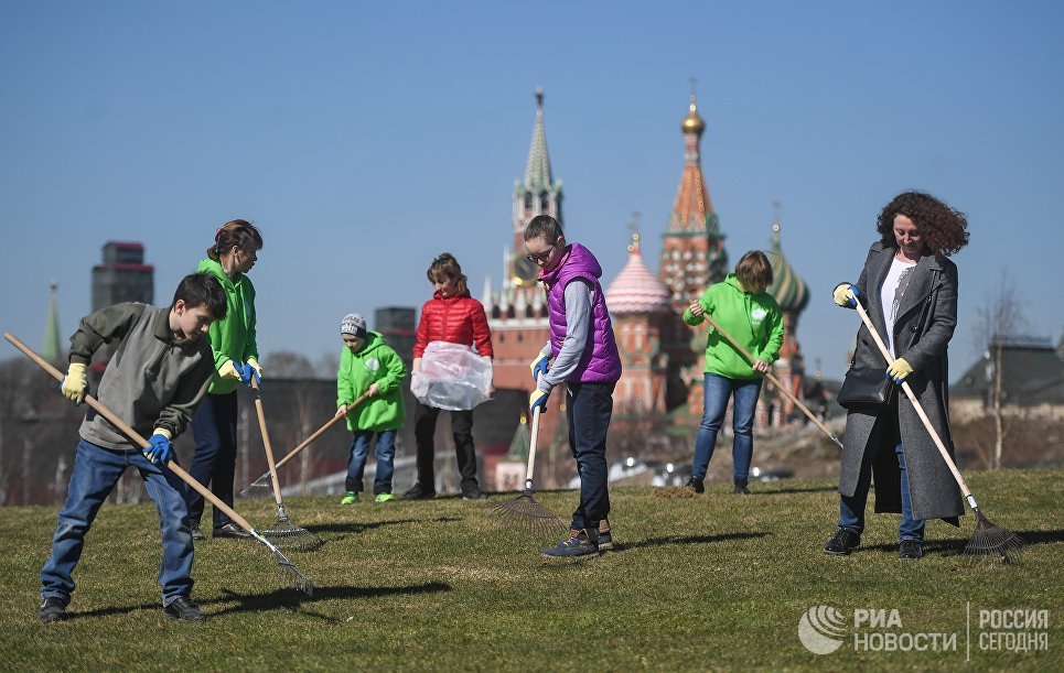 Участники городского субботника в парке Зарядье в Москве Участники городского субботника в парке Зарядье в Москве