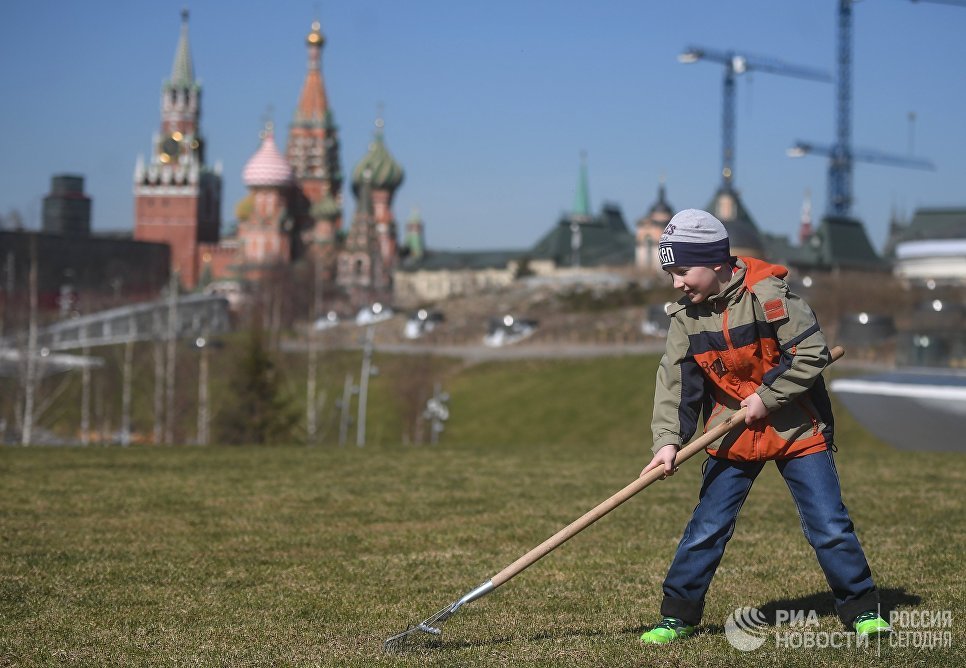 Участники городского субботника в парке Зарядье в Москве Участники городского субботника в парке Зарядье в Москве