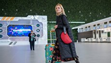 Пассажиры в новом терминале Крымская волна международного аэропорта Симферополь Пассажиры в новом терминале Крымская волна международного аэропорта Симферополь