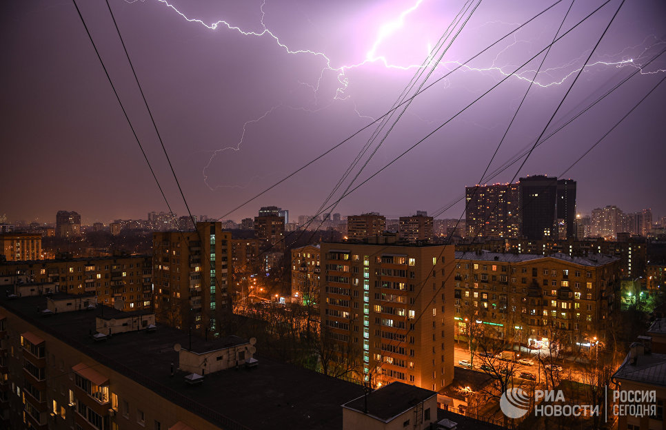 Весенняя гроза в Москве. 16 апреля 2018 Весенняя гроза в Москве. 16 апреля 2018