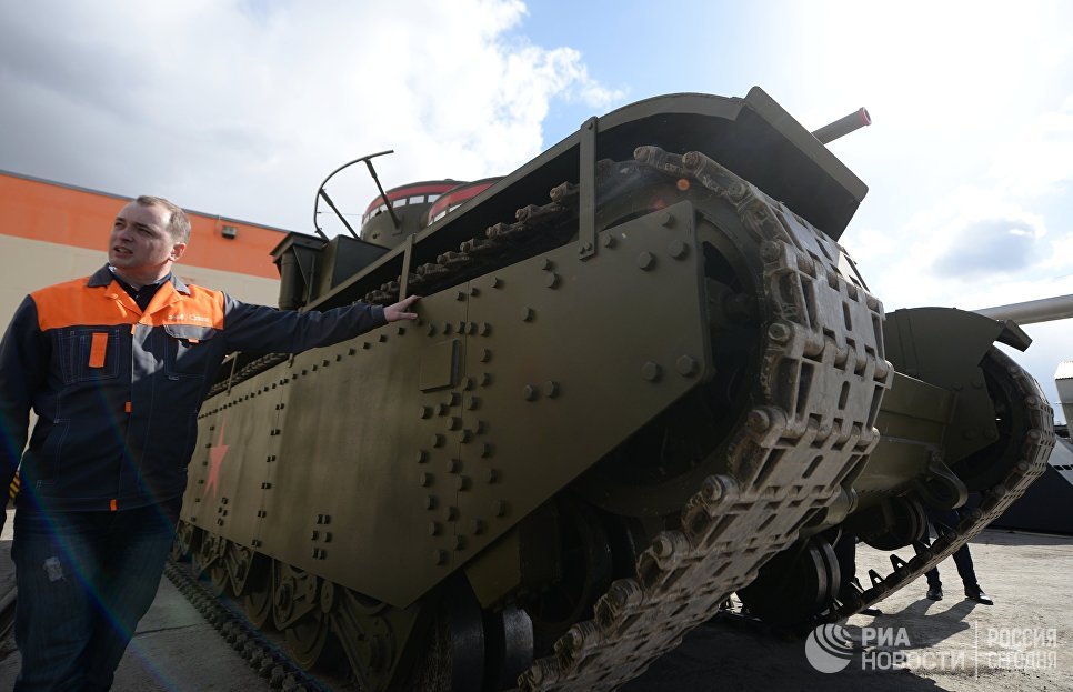 Копия советского многобашенного тяжёлого танка Т-35, воссозданного специалистами участка ремонта и реставрации военной техники АО Уралэлектромедь в Екатеринбурге Копия советского многобашенного тяжёлого танка Т-35, воссозданного специалистами участка ремонта и реставрации военной техники АО Уралэлектромедь в Екатеринбурге
