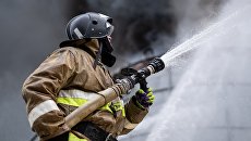 Сотрудник МЧС РФ во время тушения пожара. Архивное фото Сотрудник МЧС РФ во время тушения пожара. Архивное фото