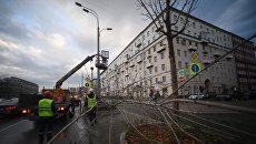 Рабочие грузят рекламный щит, поваленный ураганным ветром на углу Смоленского бульвара и 1-ого Неопалимовского переулка в Москве. 21 апреля 2018 Рабочие грузят рекламный щит, поваленный ураганным ветром на углу Смоленского бульвара и 1-ого Неопалимовского переулка в Москве. 21 апреля 2018