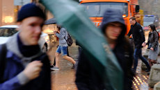 Пешеходы на улице в Москве во время сильного дождя Пешеходы на улице в Москве во время сильного дождя