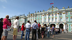 Туристы в Санкт-Петербурге. Архивное фото Туристы в Санкт-Петербурге. Архивное фото