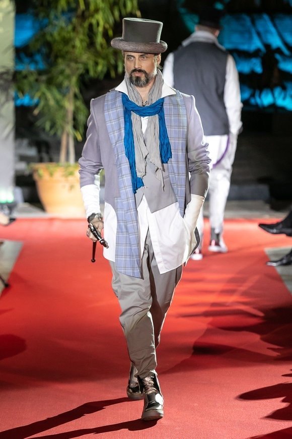 Fashion-шоу фонда Русский Силуэт в галерее искусств Зураба Церетели в рамках 40-го ММКФ Fashion-шоу фонда Русский Силуэт в галерее искусств Зураба Церетели в рамках 40-го ММКФ
