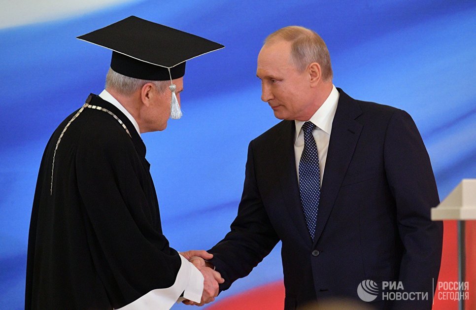 Избранный президент РФ Владимир Путин и председатель Конституционного суда РФ Валерий Зорькин (слева) во время церемонии инаугурации в Кремле