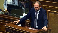 Кандидат в премьер-министры Армении - глава фракции Елк, руководитель оппозиционного движения Никол Пашинян во время специального заседания парламента Армении. 8 мая 2018 Кандидат в премьер-министры Армении - глава фракции Елк, руководитель оппозиционного движения Никол Пашинян во время специального заседания парламента Армении. 8 мая 2018