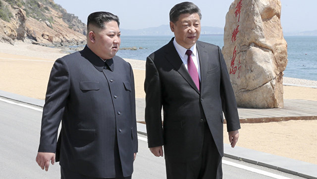 Лидер КНДР Ким Чен Ын с президентом Китая Си Цзиньпином. Архивное фото