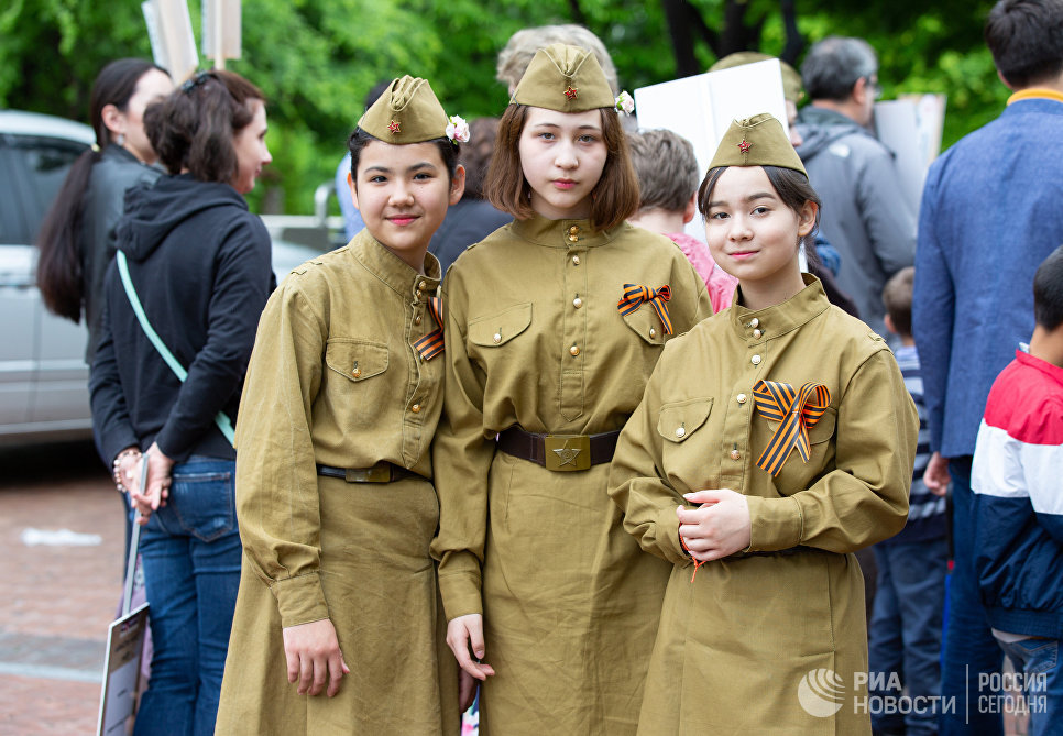 Участники акции Бессмертный полк и праздничных мероприятий в Сеуле, посвященных Дню Победы в Великой Отечественной войне 1941-1945 годов Участники акции Бессмертный полк и праздничных мероприятий в Сеуле, посвященных Дню Победы в Великой Отечественной войне 1941-1945 годов