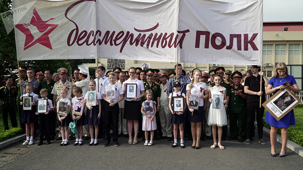 Участники акции Бессмертный полк в Ханое Участники акции Бессмертный полк в Ханое