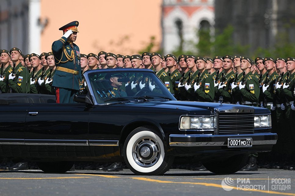 Исполняющий обязанности министра обороны РФ Сергей Шойгу на военном параде, посвященном 73-й годовщине Победы в Великой Отечественной войне 1941-1945 годов Исполняющий обязанности министра обороны РФ Сергей Шойгу на военном параде, посвященном 73-й годовщине Победы в Великой Отечественной войне 1941-1945 годов