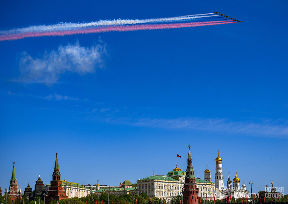 Штурмовики Су-25 во время воздушной части военного парада, посвященного 73-й годовщине Победы в ВОВ Штурмовики Су-25 во время воздушной части военного парада, посвященного 73-й годовщине Победы в ВОВ