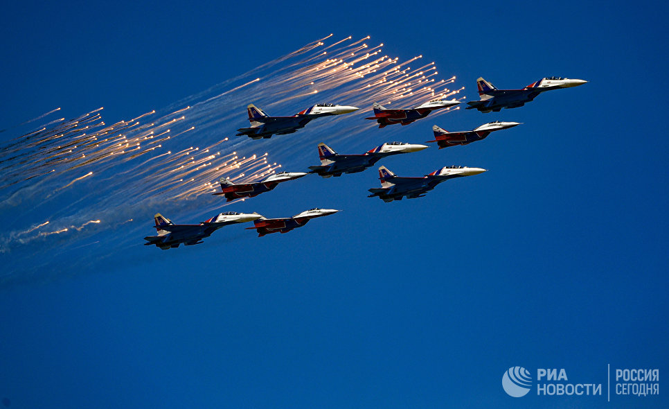 Многоцелевые истребители Су-30СМ пилотажной группы Русские Витязи и МиГ-29 пилотажной группы Стрижи во время воздушной части военного парада, посвященного 73-й годовщине Победы в ВОВ Многоцелевые истребители Су-30СМ пилотажной группы Русские Витязи и МиГ-29 пилотажной группы Стрижи во время воздушной части военного парада, посвященного 73-й годовщине Победы в ВОВ
