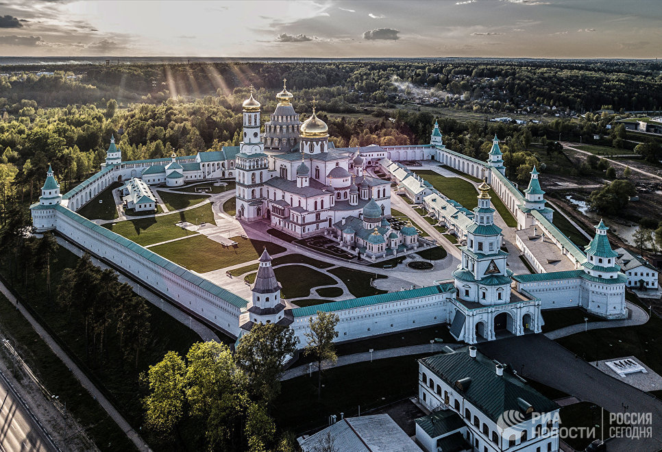 Воскресенский Новоиерусалимский ставропигиальный мужской монастырь Русской православной церкви после полной реставрации в городе Истре Московской области Воскресенский Новоиерусалимский ставропигиальный мужской монастырь Русской православной церкви после полной реставрации в городе Истре Московской области