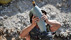 Военнослужащий украинской армии готовится к стрельбе миномета. Архивное фото Военнослужащий украинской армии готовится к стрельбе миномета. Архивное фото