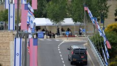 Флаги США и Израиля у нового посольства США в Иерусалиме Флаги США и Израиля у нового посольства США в Иерусалиме
