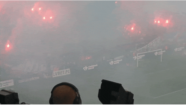 Польские футбольные фанаты случайно сожгли баннер с надписью «Мы никогда не сгорим»