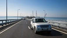 Начало автомобильного движения по Крымскому мосту. Архивное фото Начало автомобильного движения по Крымскому мосту. Архивное фото