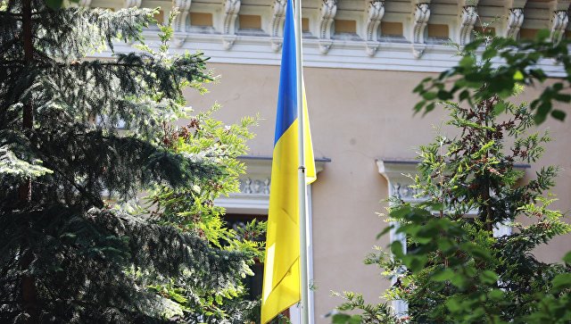 Флаг у здания посольства Украины в Москве. Архивное фото