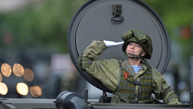 Военнослужащая во время военного парада в Севастополе