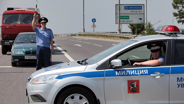 Государственная инспекция безопасности дорожного движения на МКАД. Архивное фото