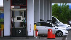 Автомобили на одной из автозаправочных станций. Архивное фото Автомобили на одной из автозаправочных станций. Архивное фото