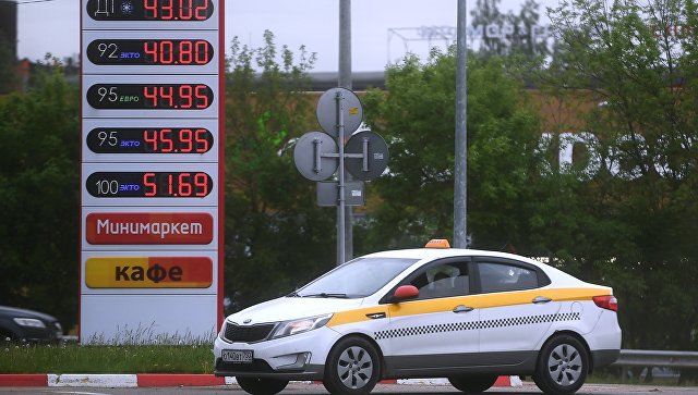 Цены на бензин на одной из автозаправочных станций в Москве