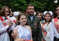 Глава Донецкой народной республики Александр Захарченко с выпускниками лицея Интеллект в Донецке во время празднования последнего звонка Глава Донецкой народной республики Александр Захарченко с выпускниками лицея Интеллект в Донецке во время празднования последнего звонка