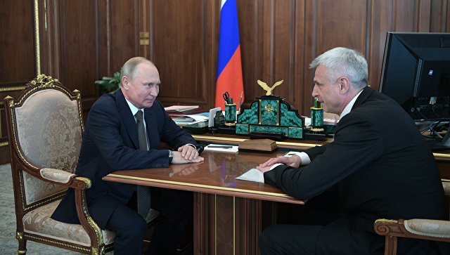 Владимир Путин во время встречи с бывшим главой города Нижний Тагил Сергеем Носовым