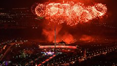 Праздничный салют в честь Дня Победы на Поклонной горе в Москве. Архивное фото Праздничный салют в честь Дня Победы на Поклонной горе в Москве. Архивное фото