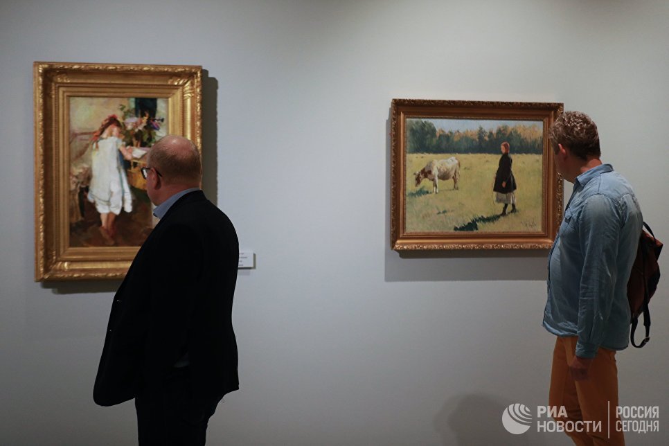 Посетители на выставке Импрессионизм в авангарде в Музее русского импрессионизма в Москве Посетители на выставке Импрессионизм в авангарде в Музее русского импрессионизма в Москве