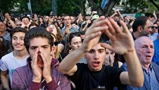 Участники акции протеста в Тбилиси у здания главной прокуратуры Грузии с требованием отставки главы ведомства Ираклия Шотадзе. 31 мая 2018 Участники акции протеста в Тбилиси у здания главной прокуратуры Грузии с требованием отставки главы ведомства Ираклия Шотадзе. 31 мая 2018