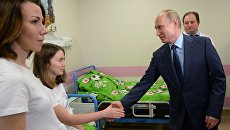 Владимир Путин во время посещения Морозовской детской городской клинической больницы. 1 июня 2018 Владимир Путин во время посещения Морозовской детской городской клинической больницы. 1 июня 2018