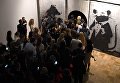 Очередь на предпоказ выставки английского уличного художника Бэнкси в Центральном доме художника Очередь на предпоказ выставки английского уличного художника Бэнкси в Центральном доме художника