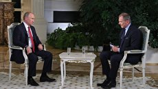 Владимир Путин во время интервью журналисту австрийской телерадиокомпании ORF Армину Вольфу в Кремле. 4 июня 2018 Владимир Путин во время интервью журналисту австрийской телерадиокомпании ORF Армину Вольфу в Кремле. 4 июня 2018
