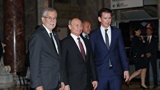 ладимир Путин, федеральный президент Австрийской Республики Александр Ван дер Беллен (слева) и федеральный канцлер Австрии Себастьян Курц во время посещения Венского музея истории искусств ладимир Путин, федеральный президент Австрийской Республики Александр Ван дер Беллен (слева) и федеральный канцлер Австрии Себастьян Курц во время посещения Венского музея истории искусств