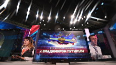 Сотрудники колл-центра накануне Прямой линии с президентом РФ Владимиром Путиным в Гостином дворе. 6 июня 2018 Сотрудники колл-центра накануне Прямой линии с президентом РФ Владимиром Путиным в Гостином дворе. 6 июня 2018