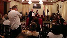 Вручение сертификатов участникам Тотального диктанта в посольстве России в Таиланде Вручение сертификатов участникам Тотального диктанта в посольстве России в Таиланде