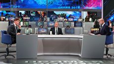 Президент РФ Владимир Путин отвечает на вопросы россиян во время ежегодной специальной программы Прямая линия с Владимиром Путиным. 7 июня 2018 Президент РФ Владимир Путин отвечает на вопросы россиян во время ежегодной специальной программы Прямая линия с Владимиром Путиным. 7 июня 2018