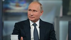Президент РФ Владимир Путин отвечает на вопросы россиян во время ежегодной специальной программы Прямая линия с Владимиром Путиным. 7 июня 2018 Президент РФ Владимир Путин отвечает на вопросы россиян во время ежегодной специальной программы Прямая линия с Владимиром Путиным. 7 июня 2018
