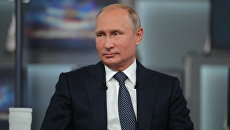 Президент РФ Владимир Путин отвечает на вопросы россиян во время ежегодной специальной программы Прямая линия с Владимиром Путиным. 7 июня 2018 Президент РФ Владимир Путин отвечает на вопросы россиян во время ежегодной специальной программы Прямая линия с Владимиром Путиным. 7 июня 2018