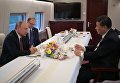 Президент РФ Владимир Путин и председатель КНР Си Цзиньпин едут на электропоезде в Тяньцзинь. 8 июня 2018 Президент РФ Владимир Путин и председатель КНР Си Цзиньпин едут на электропоезде в Тяньцзинь. 8 июня 2018