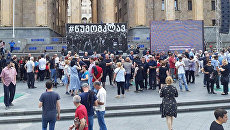 Люди перед акцей протеста в центре Тбилиси. 10 июня 2018 Люди перед акцей протеста в центре Тбилиси. 10 июня 2018