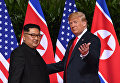 Президент США Дональд Трамп и лидер КНДР Ким Чен Ын во время встречи в Сингапуре. 12 июня 2018 Президент США Дональд Трамп и лидер КНДР Ким Чен Ын во время встречи в Сингапуре. 12 июня 2018