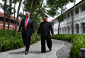 Президент США Дональд Трамп и лидер КНДР Ким Чен Ын во время прогулки у отеля Капелла в Сингапуре. 12 июня 2018 Президент США Дональд Трамп и лидер КНДР Ким Чен Ын во время прогулки у отеля Капелла в Сингапуре. 12 июня 2018
