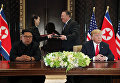 Лидер КНДР Ким Чен Ын и президент США Дональд Трамп во время подписания документов по итогам встречи в Сингапуре. 12 июня 2018 Лидер КНДР Ким Чен Ын и президент США Дональд Трамп во время подписания документов по итогам встречи в Сингапуре. 12 июня 2018